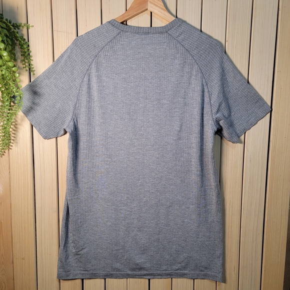 Lululemon Athletica Shirt. Light Gray Short-Sleeve Crew Tee - Picture 2 of 8